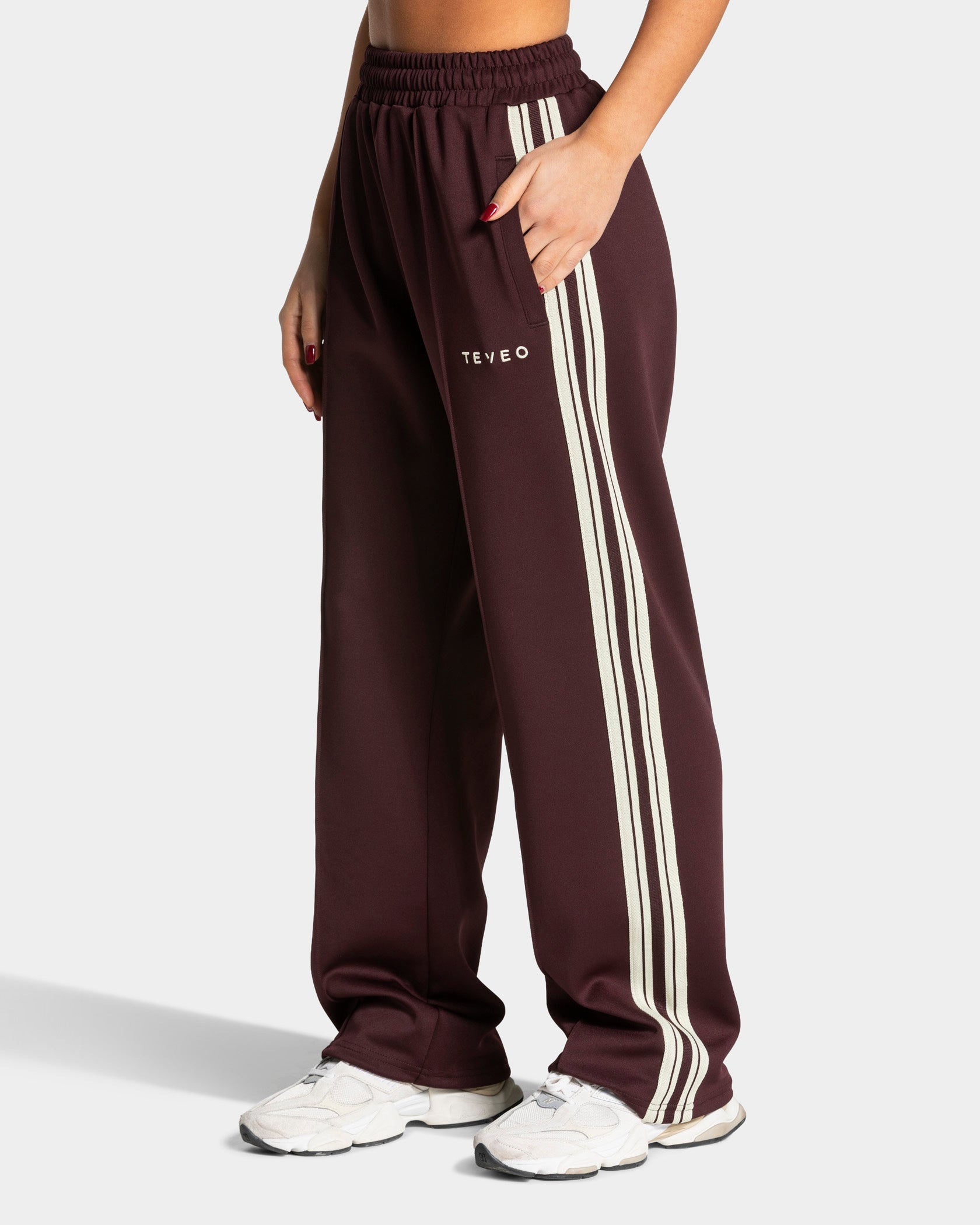 Club Straight Leg Jogger "Merlot"