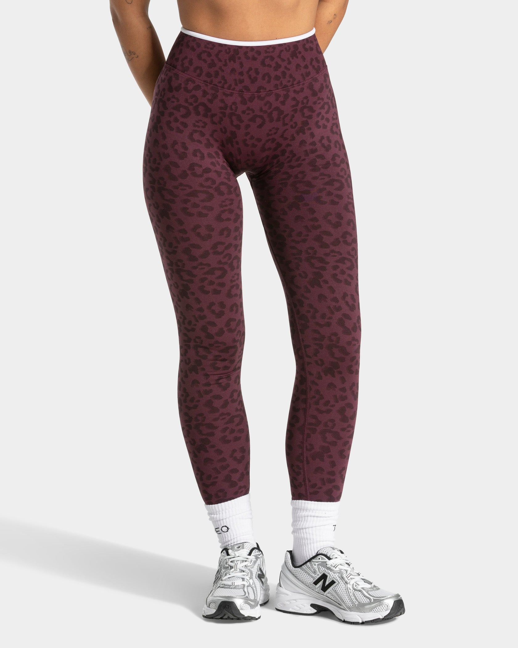 Contrastline Sculpt Scrunch Leggings "Leo Merlot"