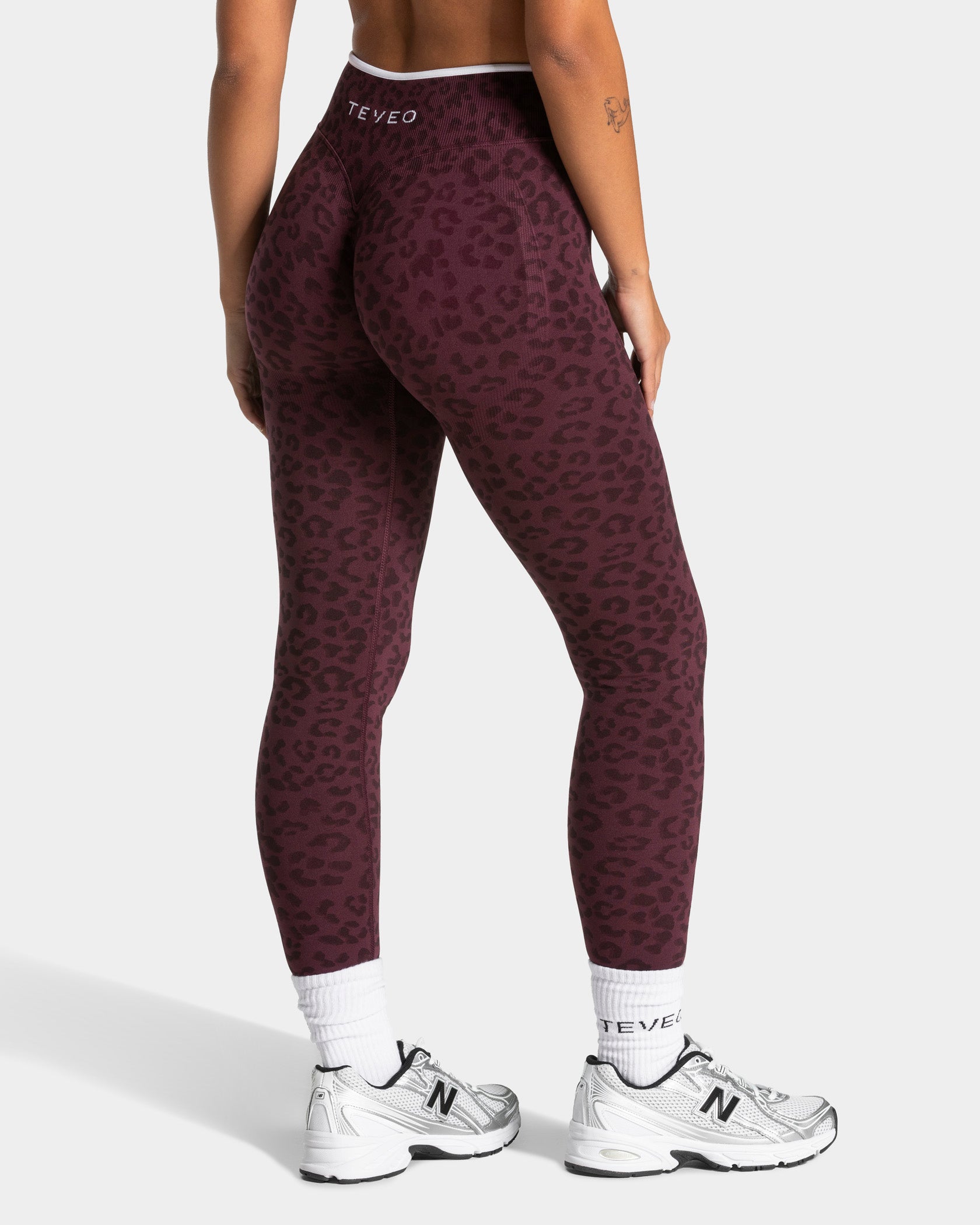 Contrastline Sculpt Scrunch Leggings "Leo Merlot"