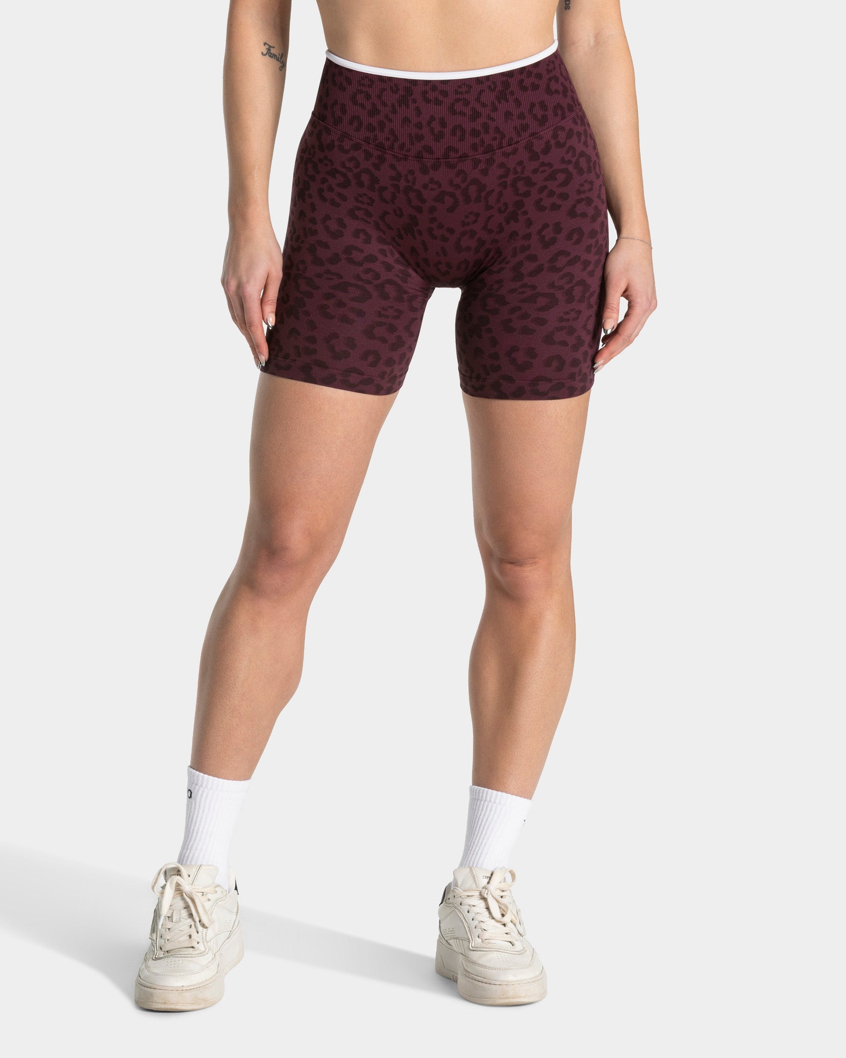 Contrastline Sculpt Scrunch Shorts "Leo Merlot"