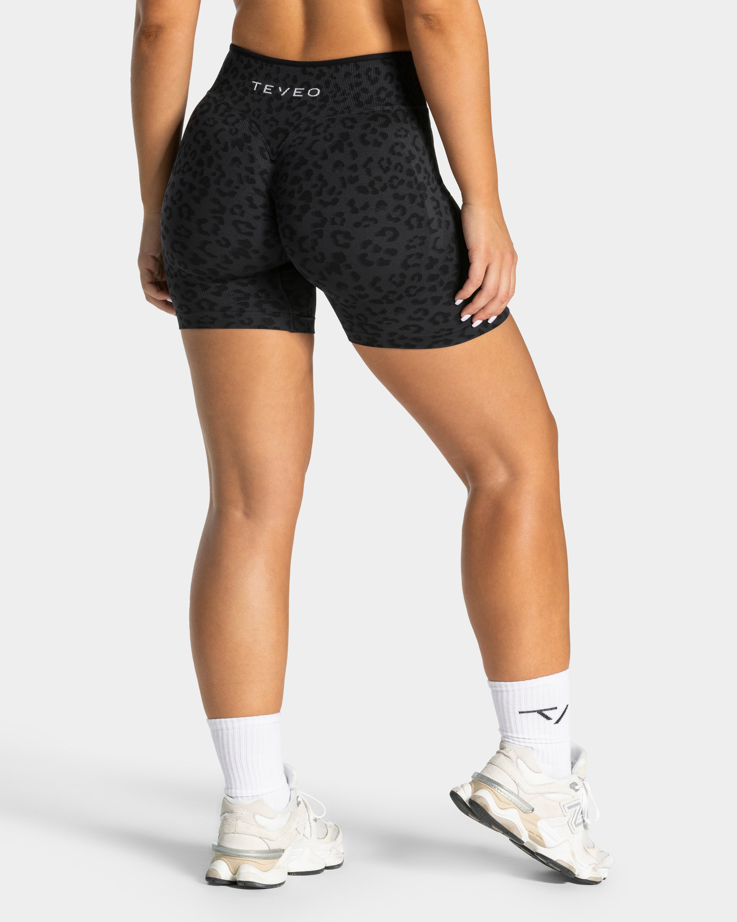 Contrastline Sculpt Scrunch Shorts "Leo Schwarz"