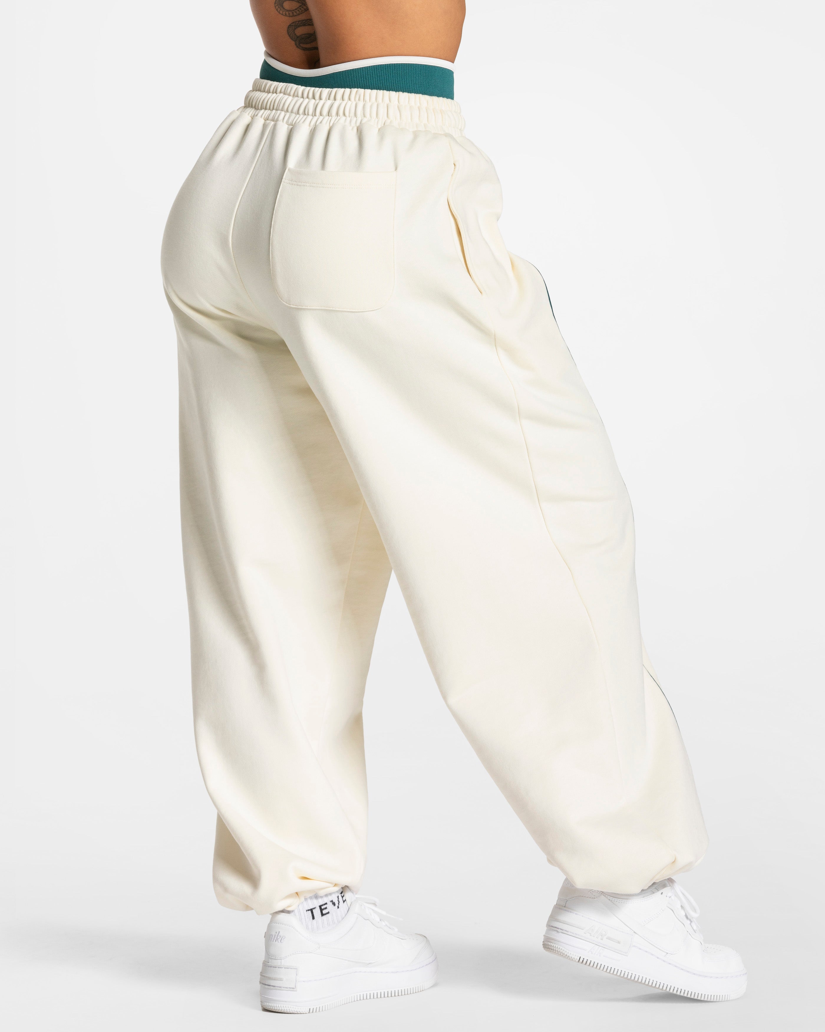 Contrastline Wide Leg Jogger "Off White"