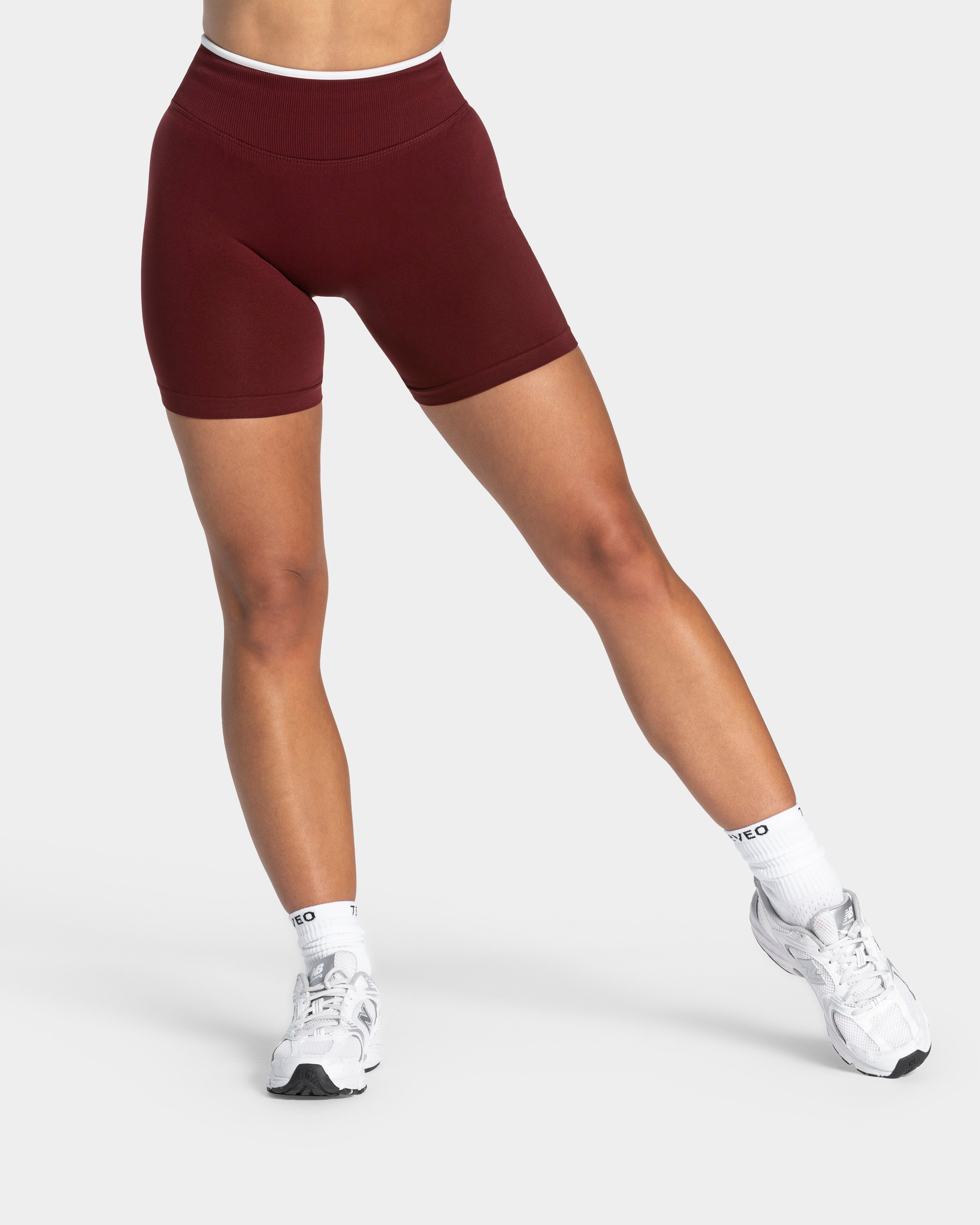 Contrastline Sculpt Scrunch Shorts "Weinrot"